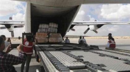وصول مساعدات باکستانیة لأھل غزة الی مطار العریش بمصر