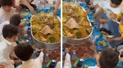 معلمة سعودیة تقیم ولیمة غداء لطلابھا في نھایة العام الدراسي