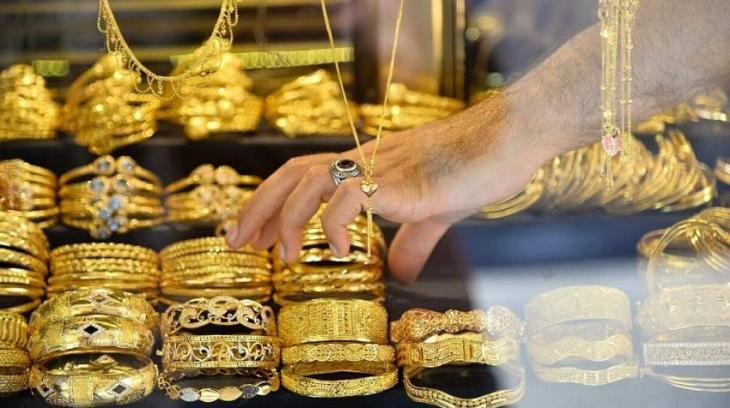 Gold price plunges to Rs.2000 per tola