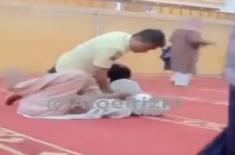 القبض علی رجل في ملابس نسائیة یقتحم مسجد للنساء في اندونیسیا