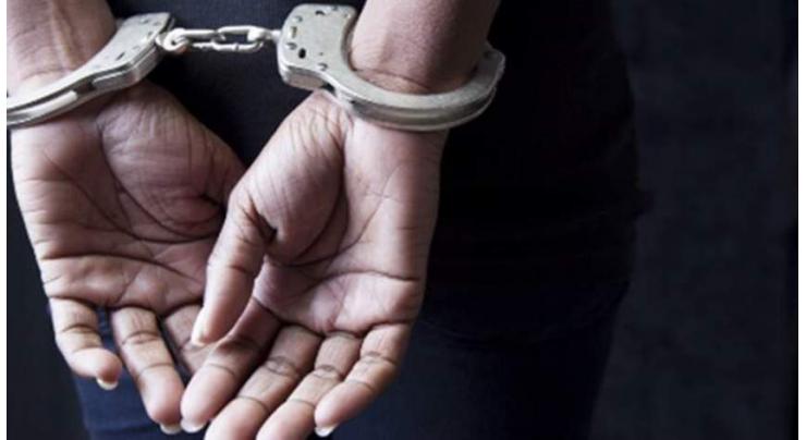 Police arrest two drug peddlers, recover liqour