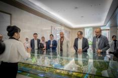 Abdulla Al Hamed visits Huawei’s R&D Centre in S ..