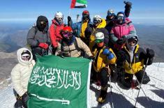 GCC adventurers raise UAE, Saudi flags on Mount El ..