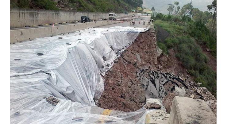 Murree Admin keeps Expressway, other roads open amid rain, landslide