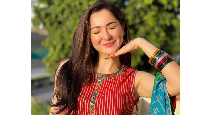 Hania Amir’s new photos spark social media buzz