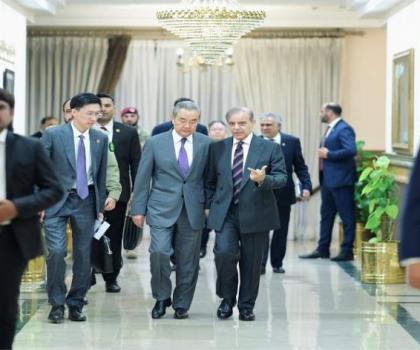 رئیس الوزراء شھباز شریف یجتمع مع وزیر الخارجیة المصري خلال زیارتہ لباکستان