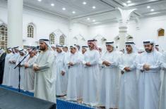 حاكم عجمان يؤدي صلاة الجنازة على جثمان الشيخة حصة عبيد محمد ..