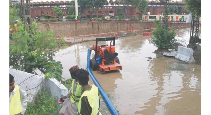 DC Tando visits rain-affected areas, orders acceleration of drainage work, evacuation of dangerous buildings