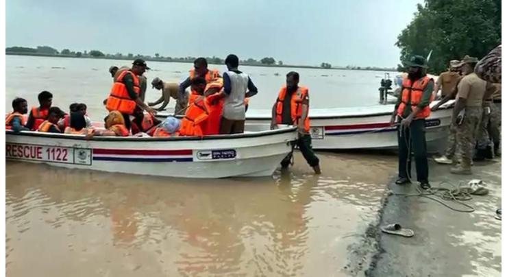 Naveed Qamar reviews Malakatiar HP Bund, stresses emergency preparedness amid rising Indus water levels