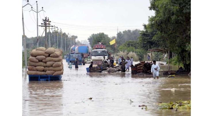 Thousands evacuated as floods swamp eastern Pakistan villages