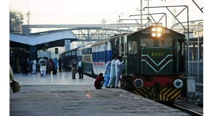 Railways’ one-year reforms hailed as unprecedented; ministers review Lahore station, colonies