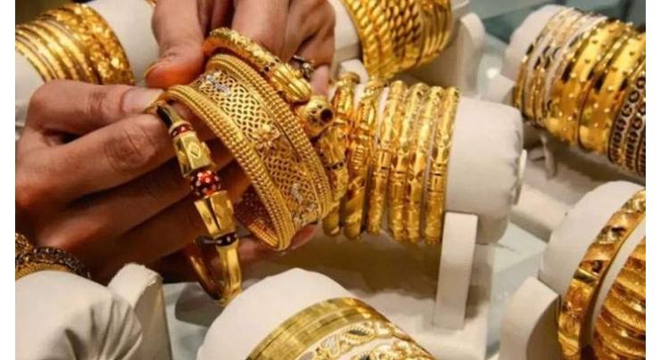 Gold Prices continue to soar, Per Tola rate nears Rs 4 lakh
