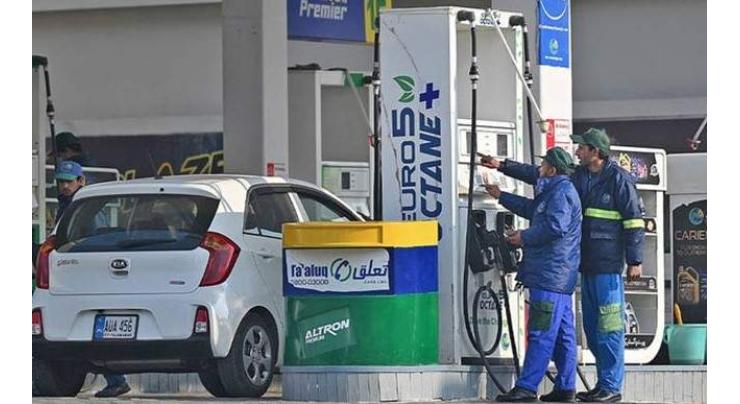 Govt reduces petrol, diesel prices by Rs5 per litre in Pakistan