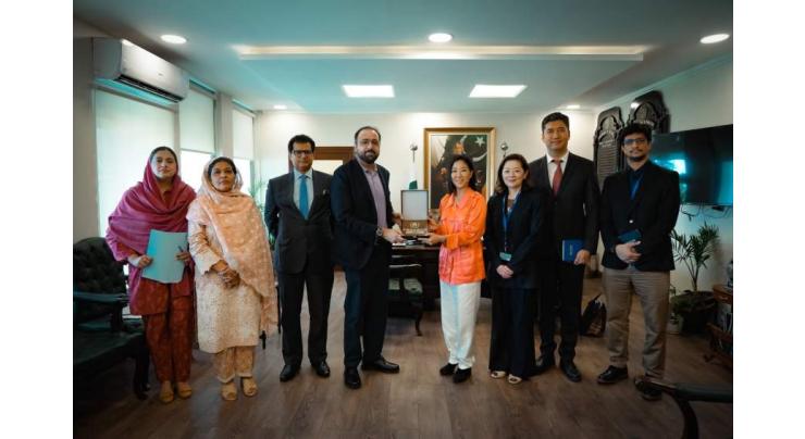 Deputy Director General Intenational Orgamization Migrants SungAh Lee met with Minister for overseas Pakistanis HRD Chaudhry Salik Hussain.