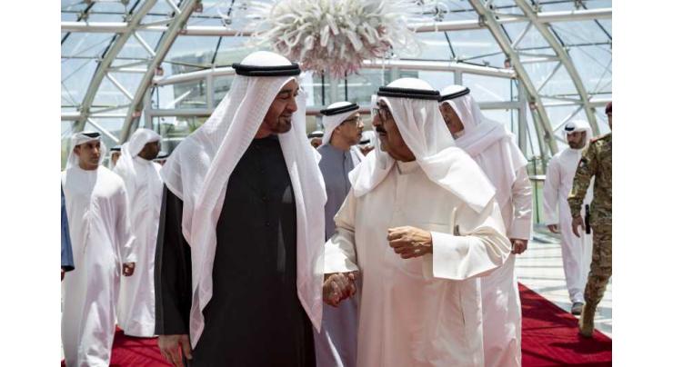 UAE President welcomed by Emir of Kuwait upon arrival on fraternal visit