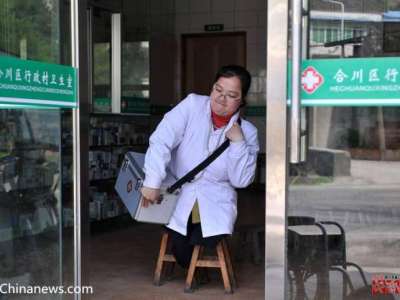 chinese lady doctor‬ holds wooden stools against her leg