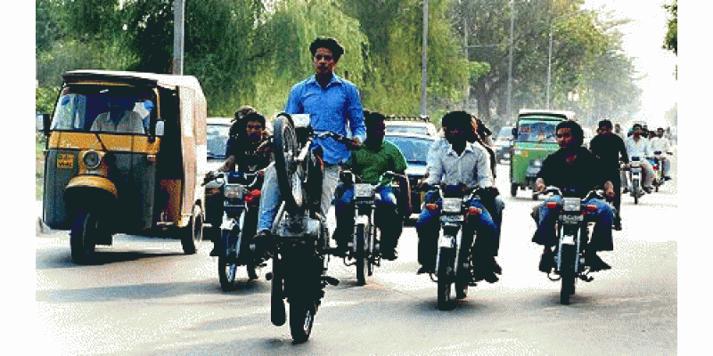 Moot Ka Raqs Jari Shahraoon Per One Wheeling