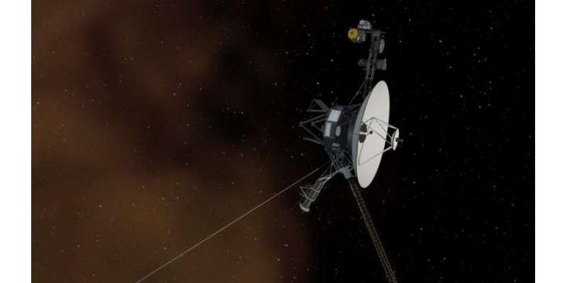How does NASA acquire with precision and accuracy the recession speeds of Voyagers 1 and 2?