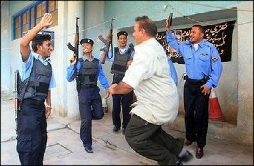 بغداد، عراقی پولیس اہلکار صدام حسین کو پھانسی کی سزا دیئے ..