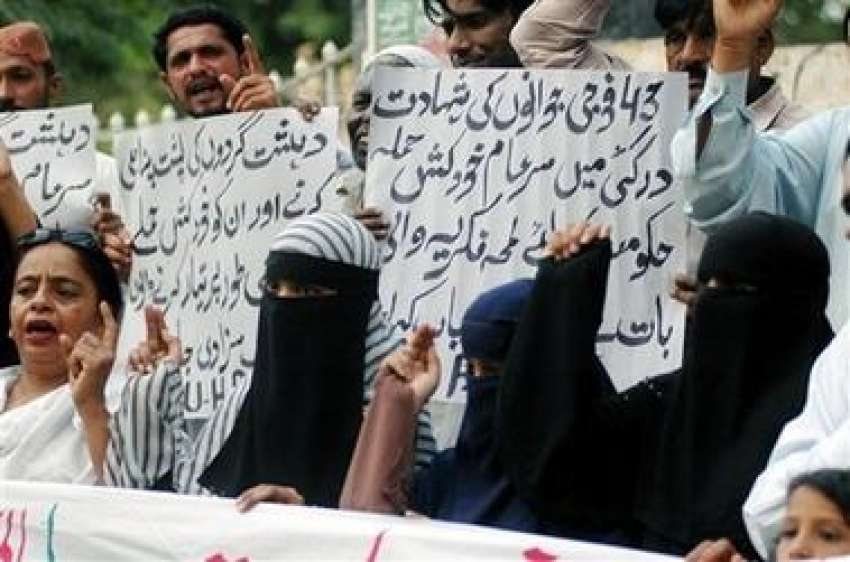 کراچی،خواتین درگئی میں‌ فوجیوں‌پر ہونیوالے خودکش حملے ..