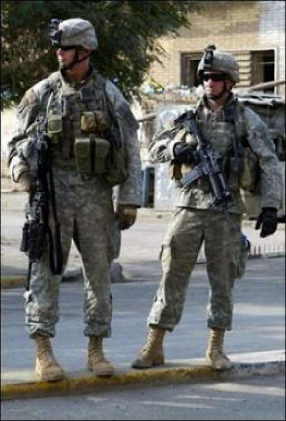 عراق،امریکی فوجی بغدادمیں چیک پوائنٹ کے باہر پہرہ دے رہے ..