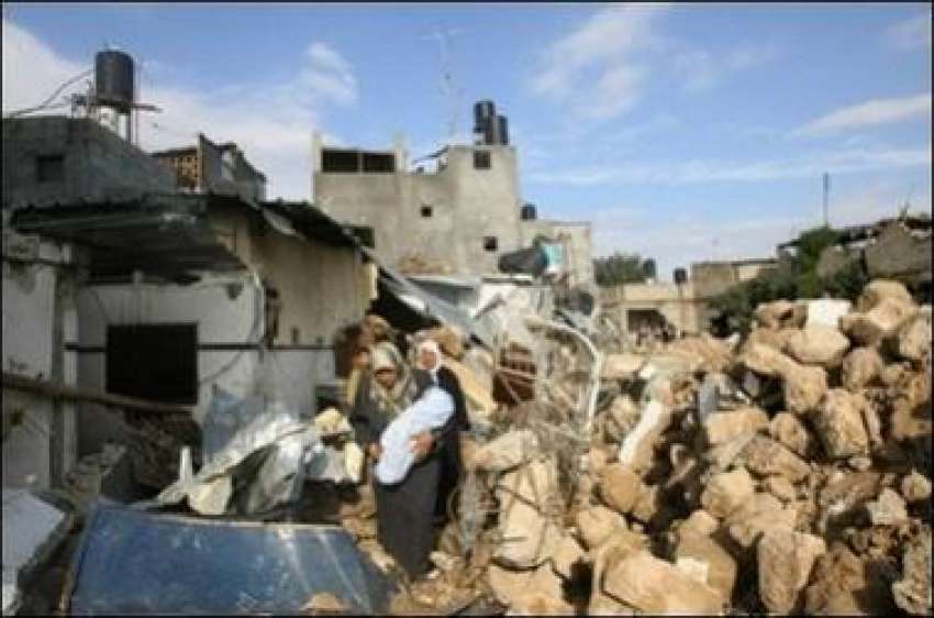 غزہ، ایک فلسطینی خاتون اسرائیلی حملے میں تباہ ہونے والی ..