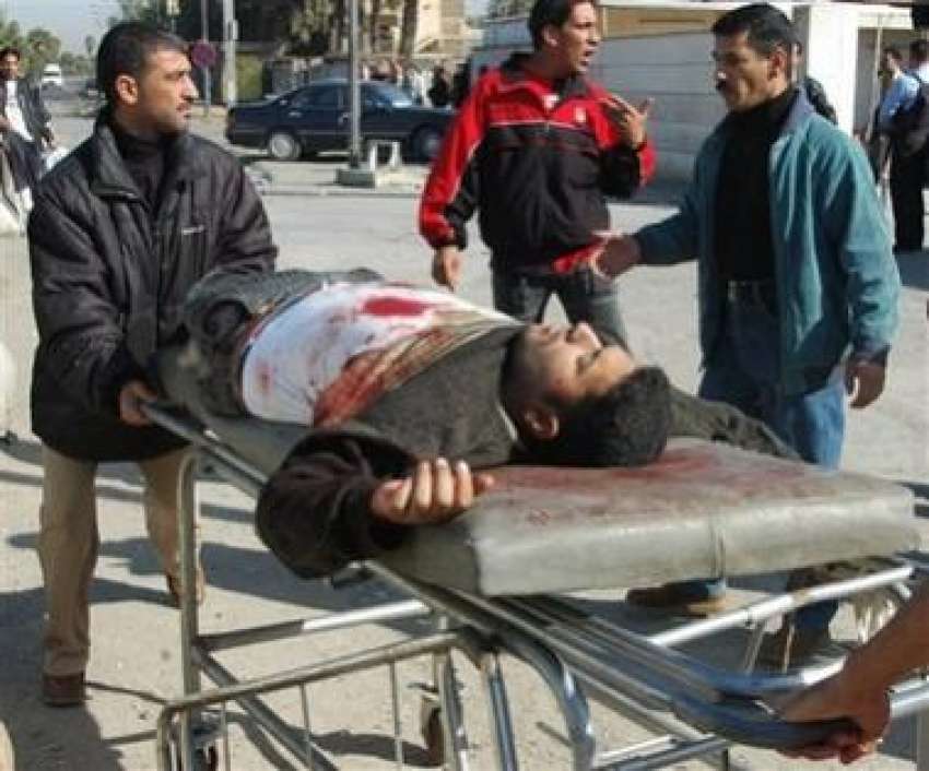بغداد، خود کش حملے میں زخمی ہونے والے ایک شخص کو ہسپتال منتقل ..