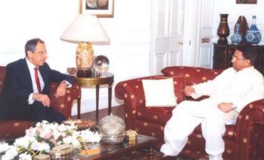 اسلام آباد، صدر مشرف روسی وزیر خارجہ سے ملاقات کر رہے ہیں۔