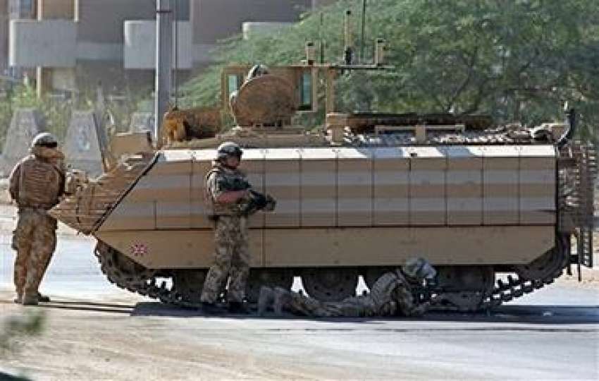 بغداد، امریکی فوجی شہر میں بکتر بند گاڑیوں پر گشت کر رہے ..