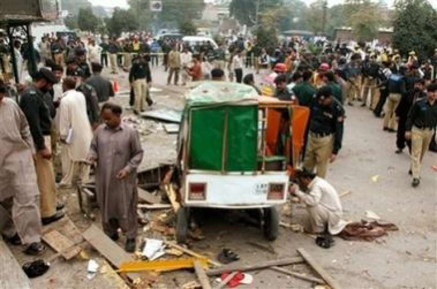 لاہور، پولیس اہلکار بم دھماکے کی جگہ کا معائنہ کر رہے ہیں، ..