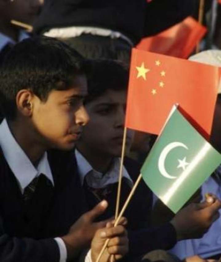 اسلام آباد، چینی صدر کا استقبال کرنے کے لئے سکولوں کے بچے ..