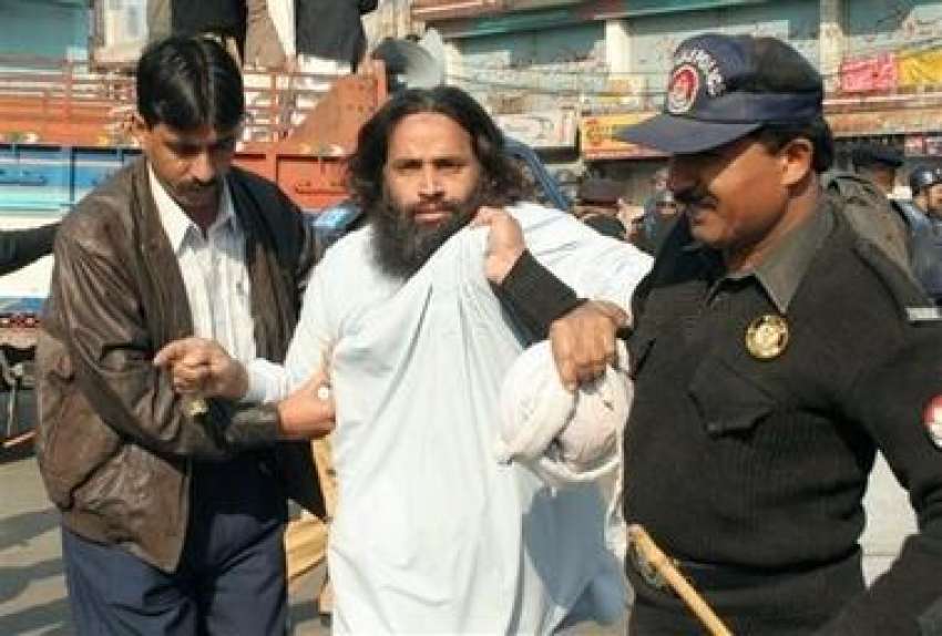 لاہور، پولیس اہلکار احتجاجی ریلی کے دوران ایم ایم کے کارکنوں ..