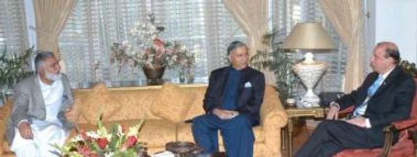 پشاور،وزیراعظم شوکت عزیز گورنر ہائوس میں‌ وزیراعلی سرحد ..