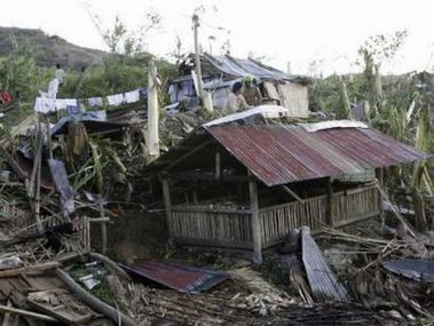 فلپائن میں‌ سمندری طوفان سے تباہ ہونے والا ایک گھر۔