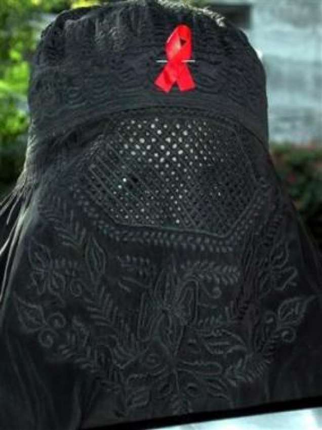 پشاور، ایک برقع پوش خاتون ایڈز کے عالمی دن کے موقع پر ایڈز ..