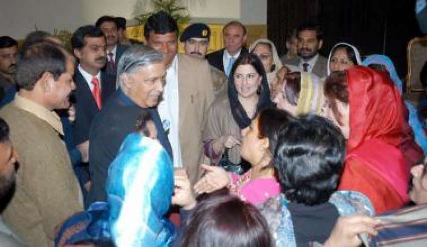 پشاور،وزیراعظم شوکت عزیز گورنر ہائوس میں‌ خواتین ارکان ..
