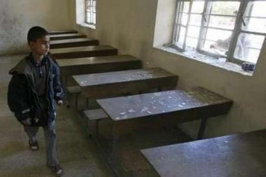بغداد، ایک بچہ شدت پسند حملوں میں تباہ ہونے والے اپنے کلاس ..