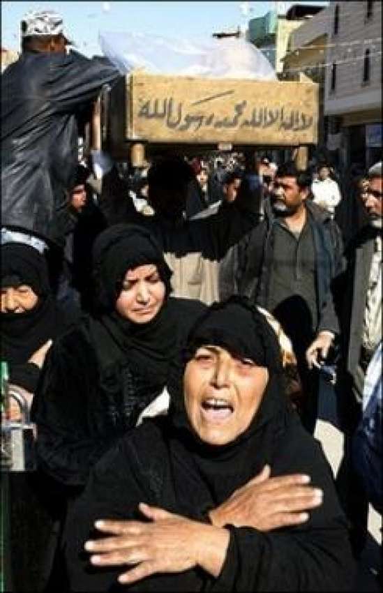 نجف،عراقی خواتین بم دھماکوں‌ میں‌ جاں‌ بحق ہونے والے اپنے ..