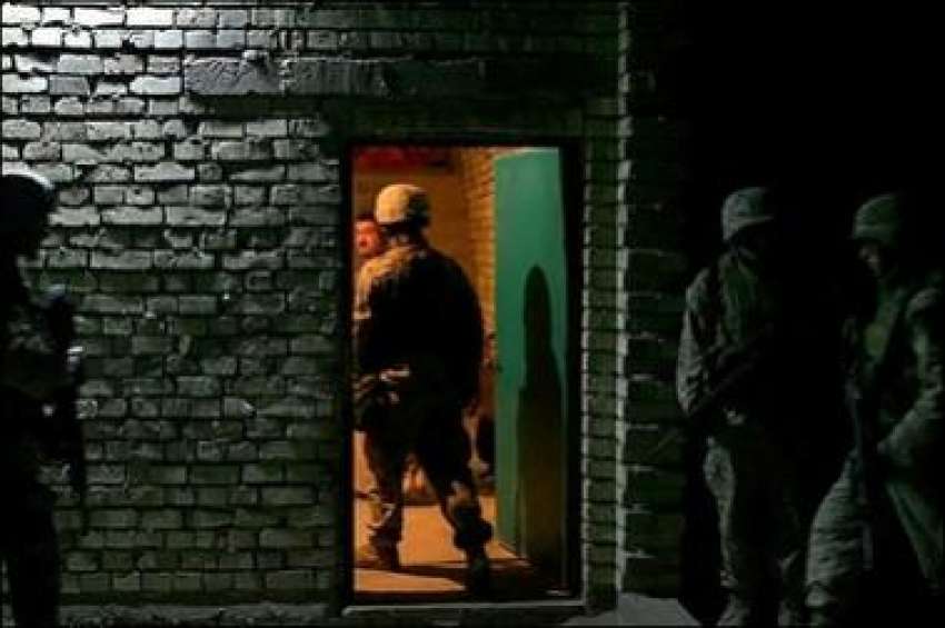 بغداد،امریکی فوجی سرچ آپریشن کے دوران ایک گھر کی تلاشی لے ..