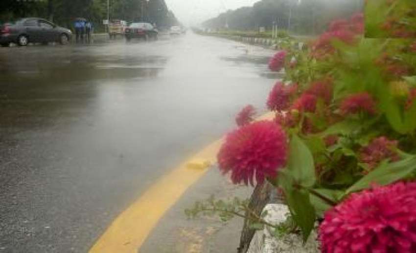 اسلام آباد، شاہراہ دستور پر بارش کا منظر۔