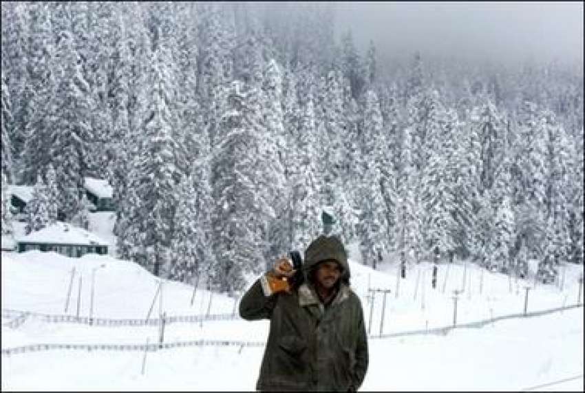 سرینگر، شدید برفباری میں ایک بھارتی فوجی لائن آف کنٹرول ..