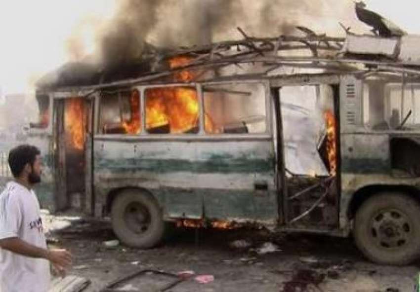 بغداد، ایک عراقی نوجوان بم دھماکے میں تباہ ہونے والی بس ..
