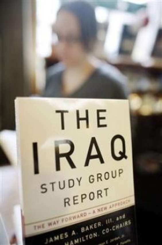 عراقی سٹڈی گروپ رپورٹ کی کاپیاں ہاورڈ بک سٹور پر فروخت کیلئے ..