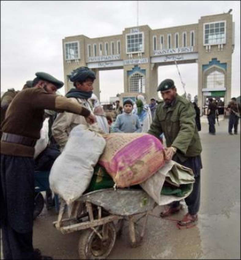 چمن، پاک افغان سرحد پر پاکستانی سکیورٹی اہلکار ایک افغان ..