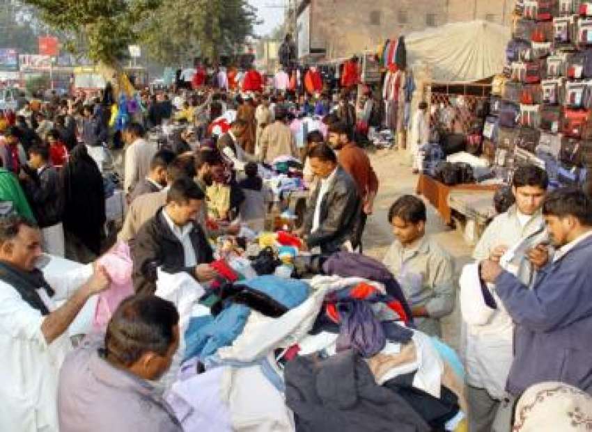 لاہور، سردی کی شدت میں‌ اضافہ ہوتے ساتھ ہی لنڈا بازار میں ..