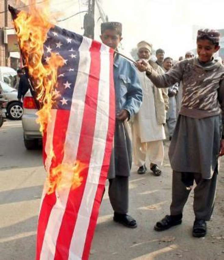 لاہور، متحدہ مجلس عمل کے کارکن بچے حقوق نسواں ایکٹ کے خلاف ..