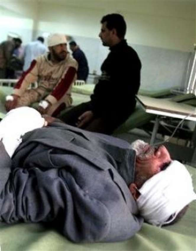 بغداد، بم دھماکوں میں زخمی ہونے والوں کو ہسپتال میں‌ طبی ..
