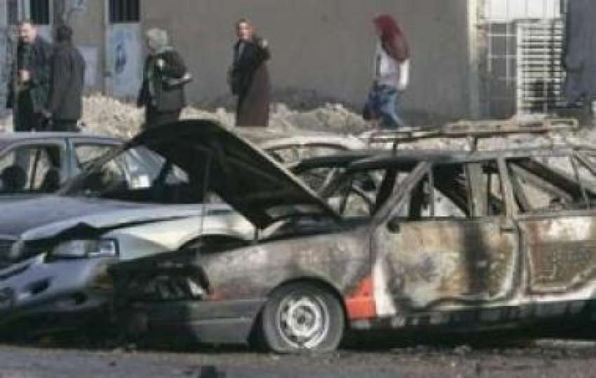 بغداد،کار بم دھما کے میں تباہ ہوئے والی گاڑیوں کا ایک منظر۔