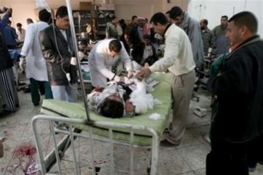 بغداد، کار بم دھماکے میں زخمی ہونے والے شہری کو طبی امداد ..