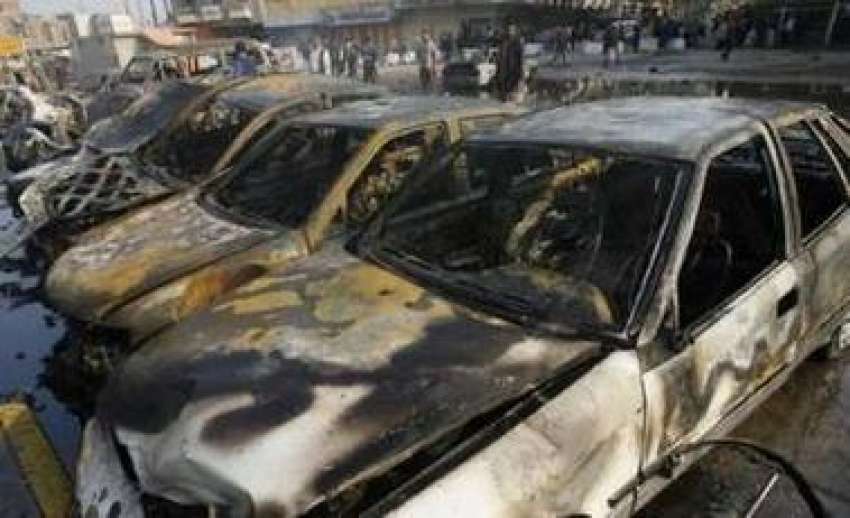 بغداد، کل کے خودکش حملوں میں‌ تباہ ہونے والی گاڑیاں۔